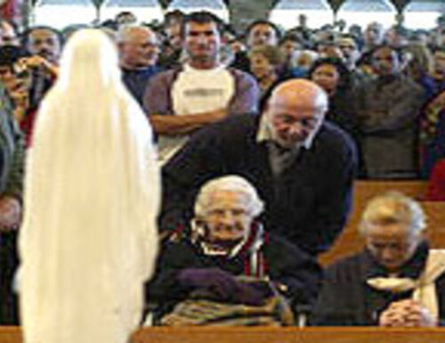 La statua della Madonna di Lourdes ha ricominciato a piangere davanti a un sacerdote
