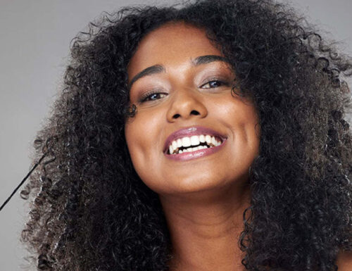 Il Colore dei Capelli Neri nelle Donne: Storia, Significato, Tendenze e Cura
